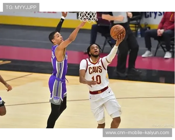 福克斯突破助攻内线补篮得手，国王在第四节反超